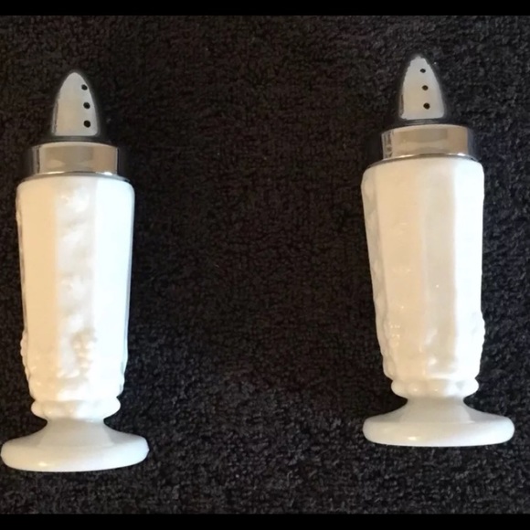 WESTMORELAND White Milk Glass Salt/Pepper shakers - Picture 3 of 7